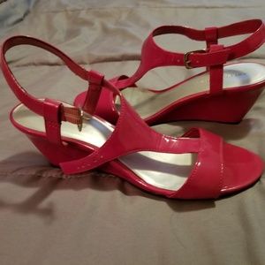 Magenta color summer sandals.